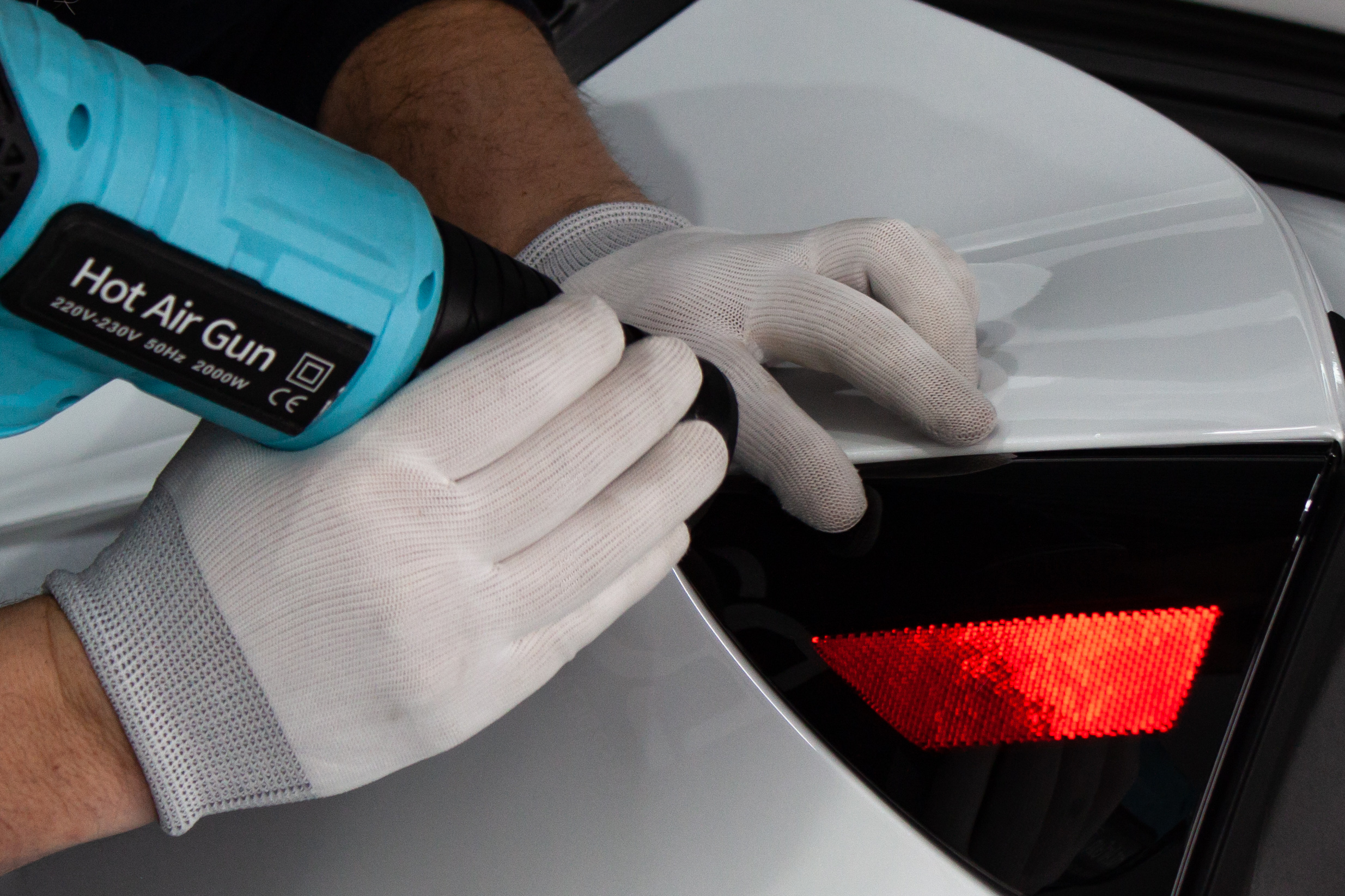 Tesla Model Y – Finition PPF Finition du film PPF sur les éléments de carrosserie d’une Tesla Model Y