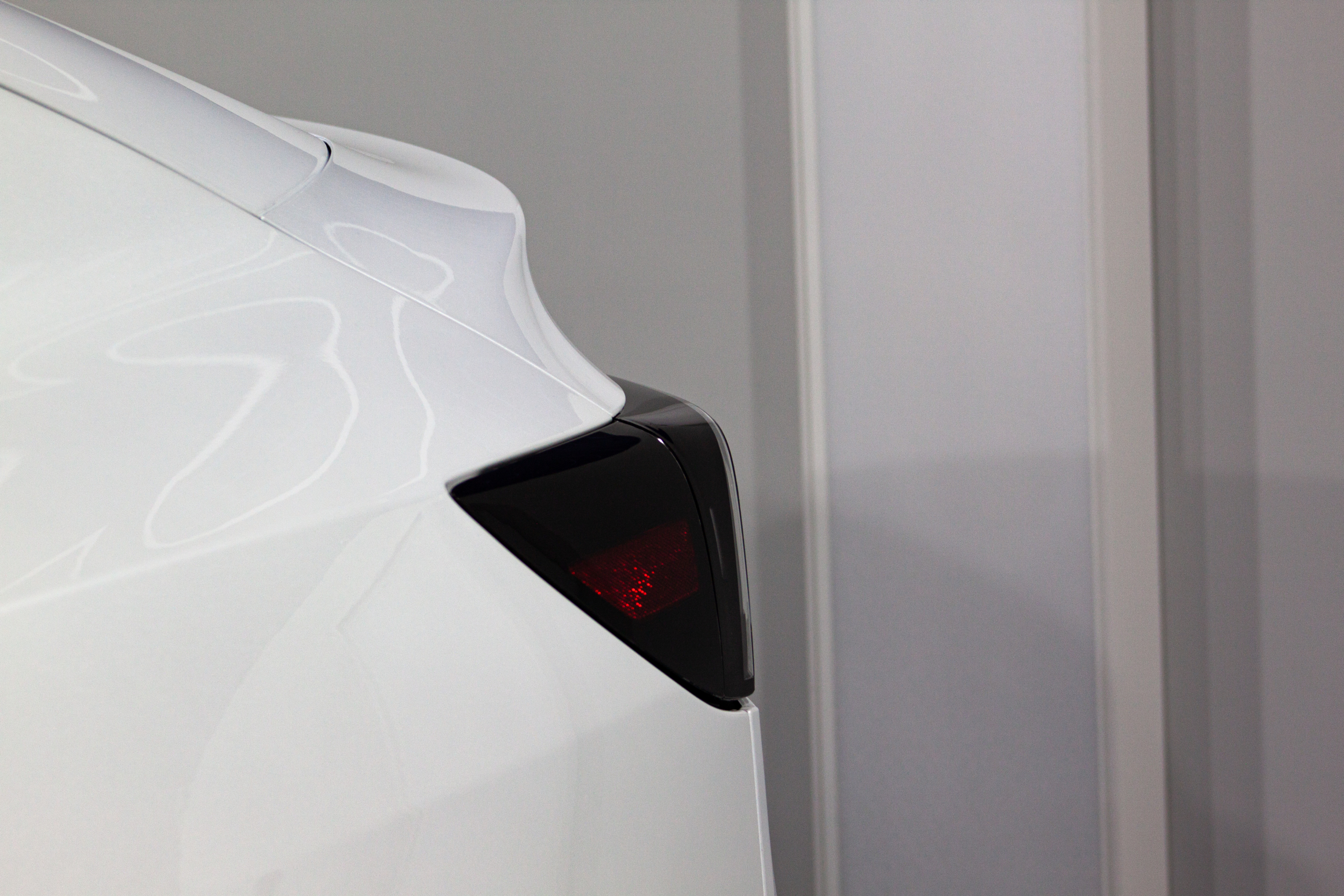 Tesla Model Y – Protection carrosserie Pose du PPF sur les zones complexes d’une Tesla Model Y